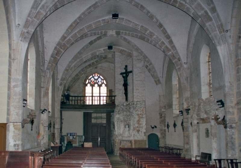 mobilier liturgique de la campagne d'aménagement de l'abbé Jacques-Antoine Pennetti, vue de la nef depuis le choeur