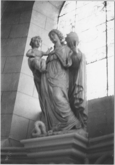 statue : Vierge à l'Enfant