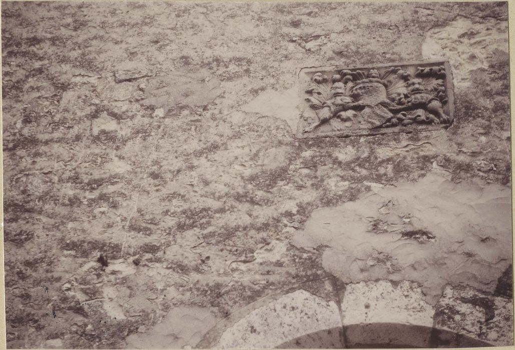 vestige de retable encadrant la porte d'entrée