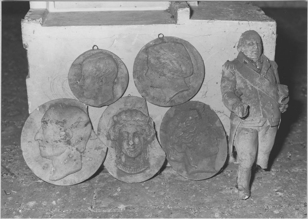 ensemble des plâtres sculptés de l'atelier d'Elias Robert (17 statues, 4 groupes sculptés, 29 bustes, 2 colonnes, relief, 12 bas-reliefs, 3 hauts-reliefs)