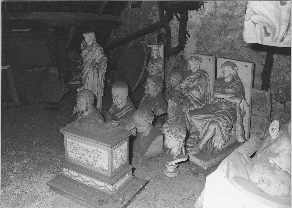ensemble des plâtres sculptés de l'atelier d'Elias Robert (17 statues, 4 groupes sculptés, 29 bustes, 2 colonnes, relief, 12 bas-reliefs, 3 hauts-reliefs)