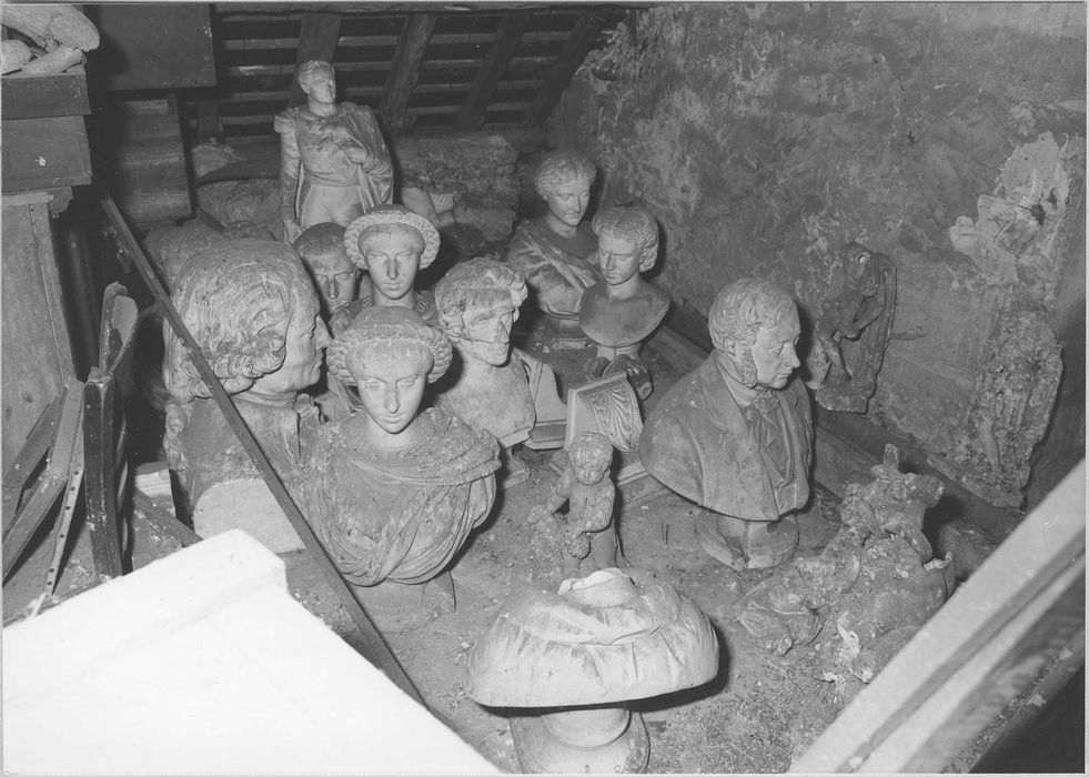 ensemble des plâtres sculptés de l'atelier d'Elias Robert (17 statues, 4 groupes sculptés, 29 bustes, 2 colonnes, relief, 12 bas-reliefs, 3 hauts-reliefs)