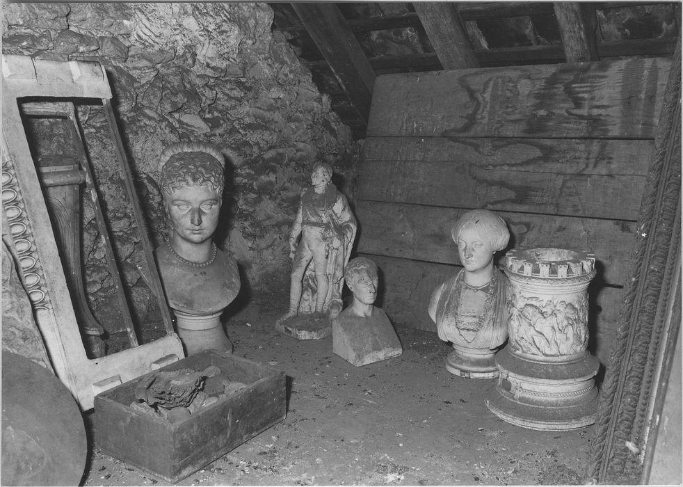 ensemble des plâtres sculptés de l'atelier d'Elias Robert (17 statues, 4 groupes sculptés, 29 bustes, 2 colonnes, relief, 12 bas-reliefs, 3 hauts-reliefs)