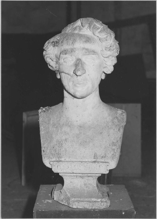 ensemble des plâtres sculptés de l'atelier d'Elias Robert (17 statues, 4 groupes sculptés, 29 bustes, 2 colonnes, relief, 12 bas-reliefs, 3 hauts-reliefs)