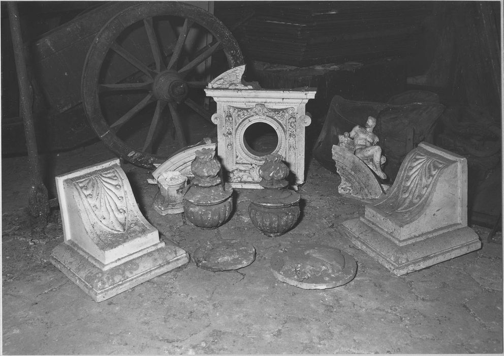 ensemble des plâtres sculptés de l'atelier d'Elias Robert (17 statues, 4 groupes sculptés, 29 bustes, 2 colonnes, relief, 12 bas-reliefs, 3 hauts-reliefs)