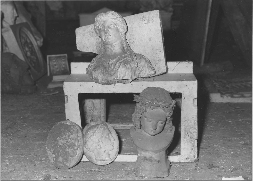 ensemble des plâtres sculptés de l'atelier d'Elias Robert (17 statues, 4 groupes sculptés, 29 bustes, 2 colonnes, relief, 12 bas-reliefs, 3 hauts-reliefs)