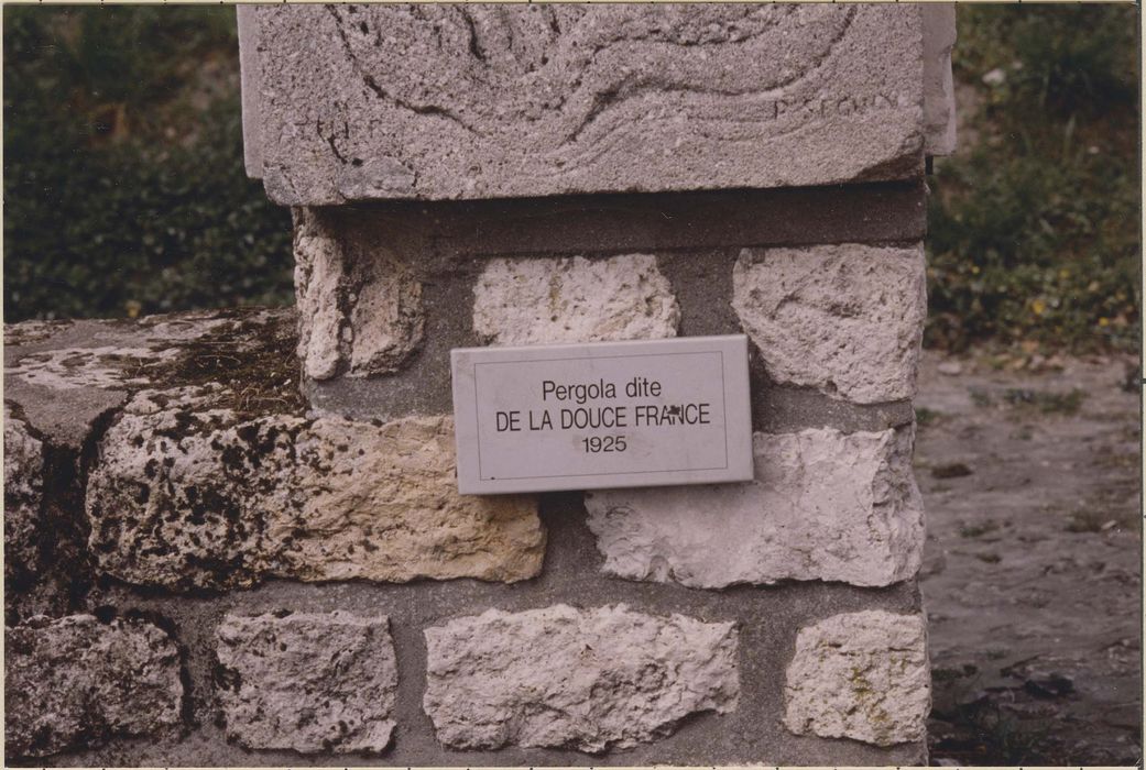 pergola dite de la Douce France (16 plaques décoratives)