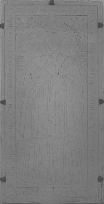 dalle funéraire (gisant) de Simon Chevalier, prêtre