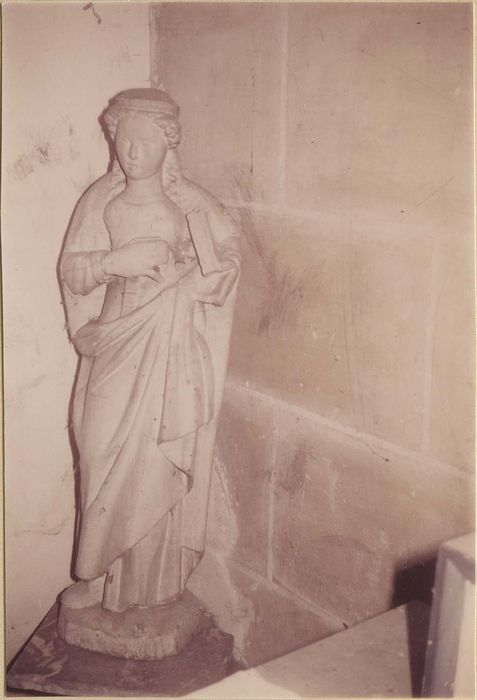 statue : sainte