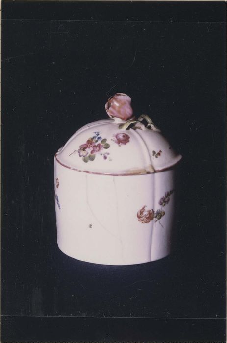 4 pots de toilette (pots à fards)