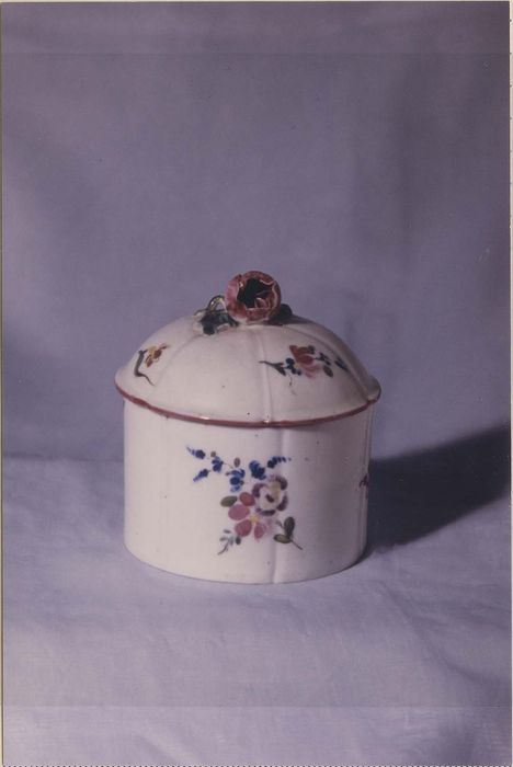 4 pots de toilette (pots à fards)