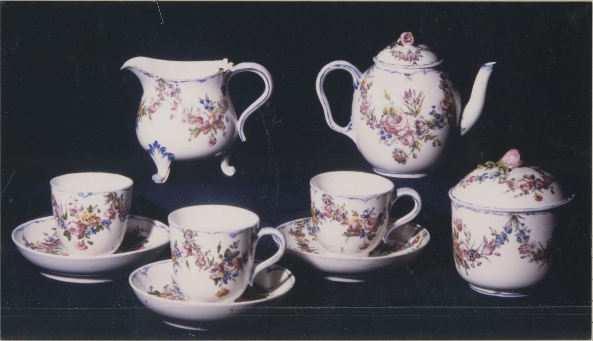 service à thé : théière, pichet (pot à lait), sucrier, 4 tasses et leurs soucoupes