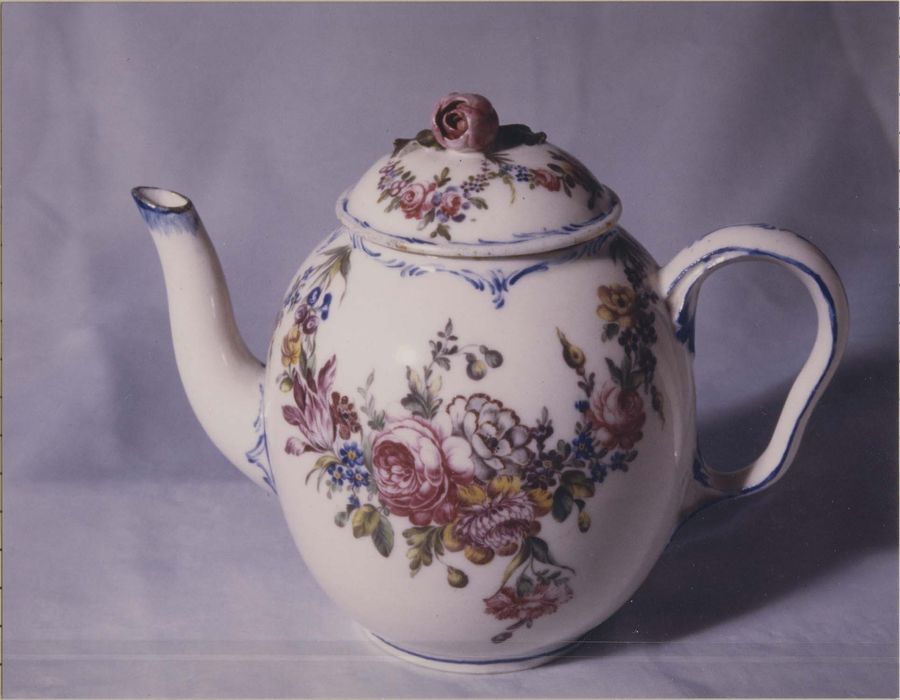 service à thé : théière, pichet (pot à lait), sucrier, 4 tasses et leurs soucoupes