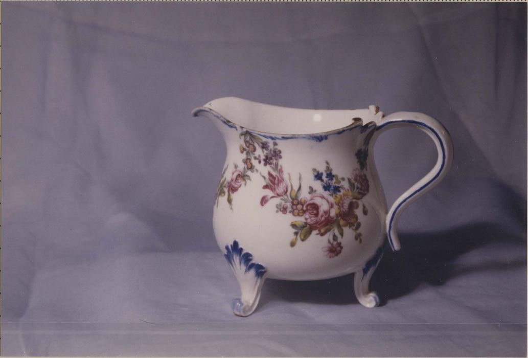 service à thé : théière, pichet (pot à lait), sucrier, 4 tasses et leurs soucoupes