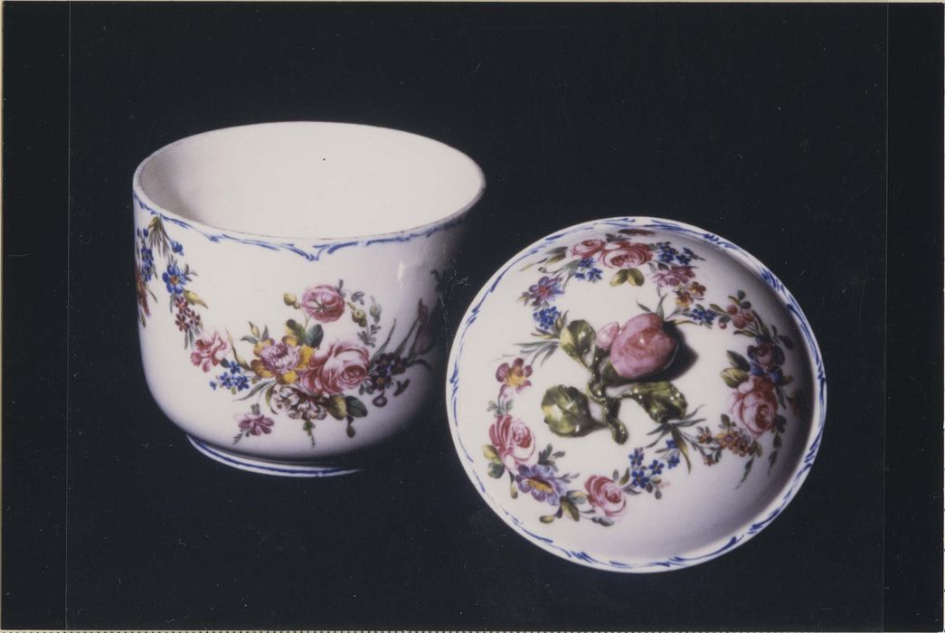 service à thé : théière, pichet (pot à lait), sucrier, 4 tasses et leurs soucoupes