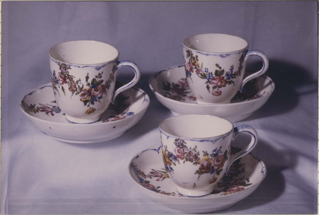 service à thé : théière, pichet (pot à lait), sucrier, 4 tasses et leurs soucoupes