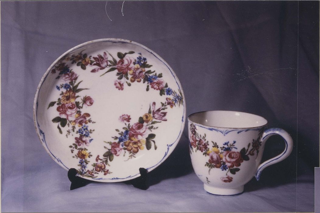 service à thé : théière, pichet (pot à lait), sucrier, 4 tasses et leurs soucoupes