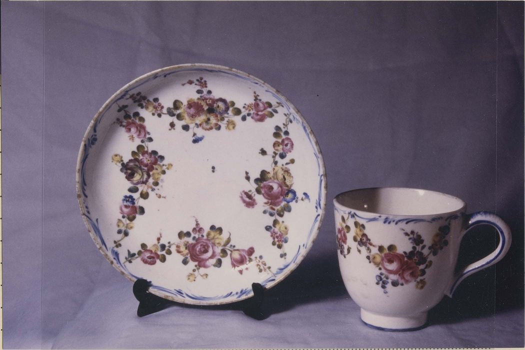 service à thé : théière, pichet (pot à lait), sucrier, 4 tasses et leurs soucoupes