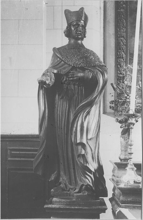 2 statues : saint Cosme, saint Damien