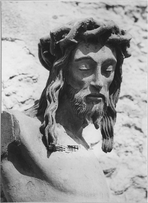 3 statues : Christ en croix, Vierge, saint Jean : le Christ, détail  