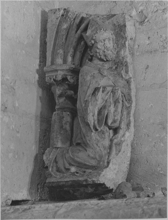 bas-relief : évêque agenouillé - © Ministère de la Culture (France), Médiathèque du patrimoine et de la photographie, diffusion RMN-GP