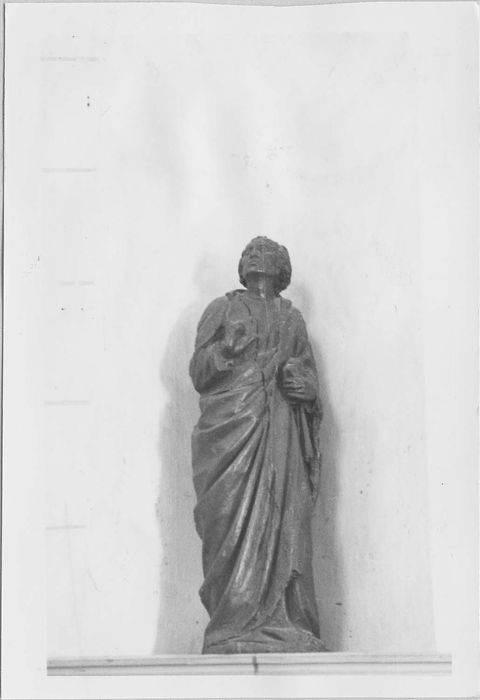 2 statues : Vierge, saint Jean : saint Jean, noir et blanc 