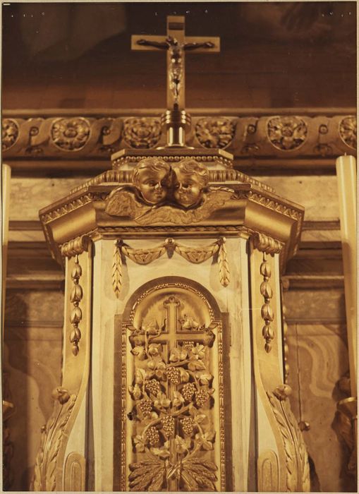 autel, retable, tabernacle, 2 statues : Vierge à l'Enfant, sainte Anne, tableau : l'extrème onction de saint Vincent de Paul (maître-autel)