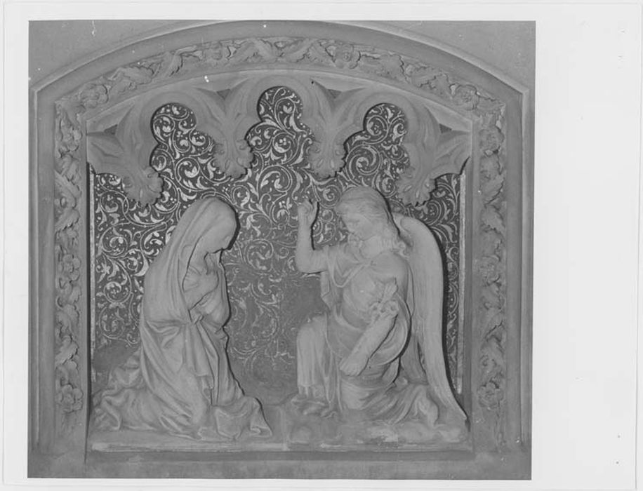 Maître-autel ; panneaux sculptés : Annonciation, David jouant de la Harpe ; statues (4) : Sainte Thérèse, Saint Vincent de Paul, Saint François d'Assise, Sainte Geneviève