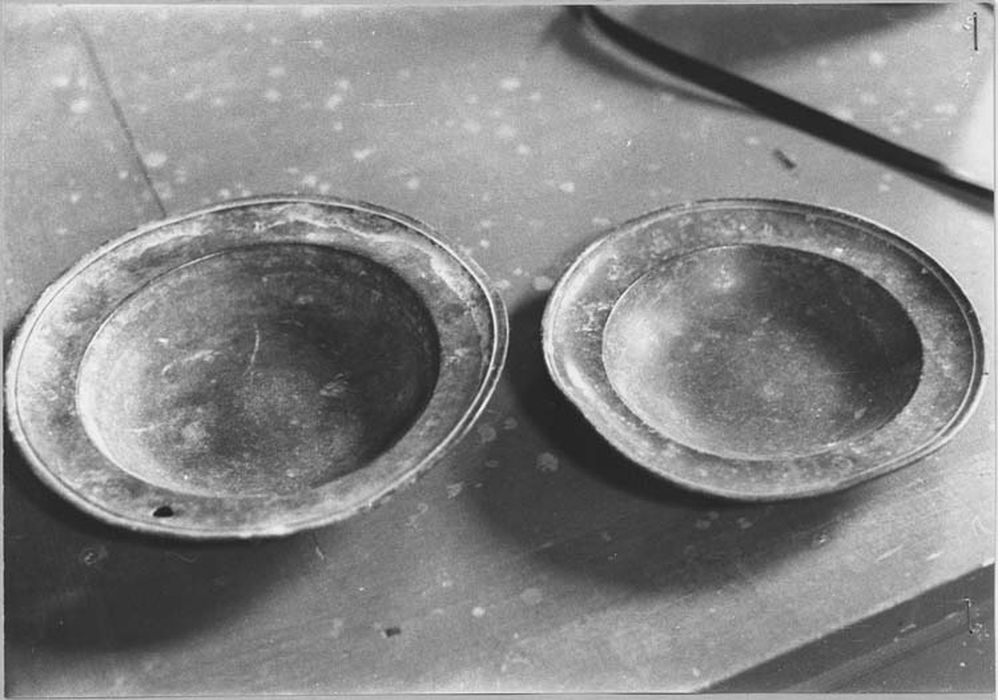deux écuelles ayant servi de plats de quête - © Ministère de la Culture (France), Médiathèque du patrimoine et de la photographie, Tous droits réservés