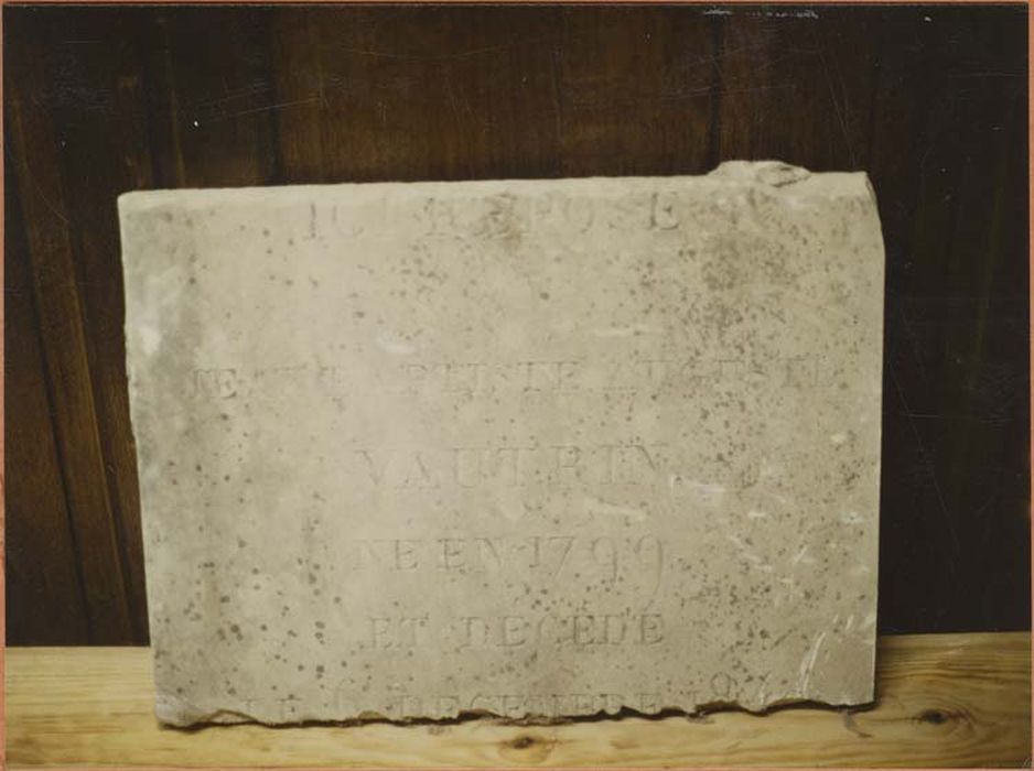 fragment de la dalle funéraire de J. Vautrin - © Ministère de la Culture (France), Médiathèque du patrimoine et de la photographie, Tous droits réservés