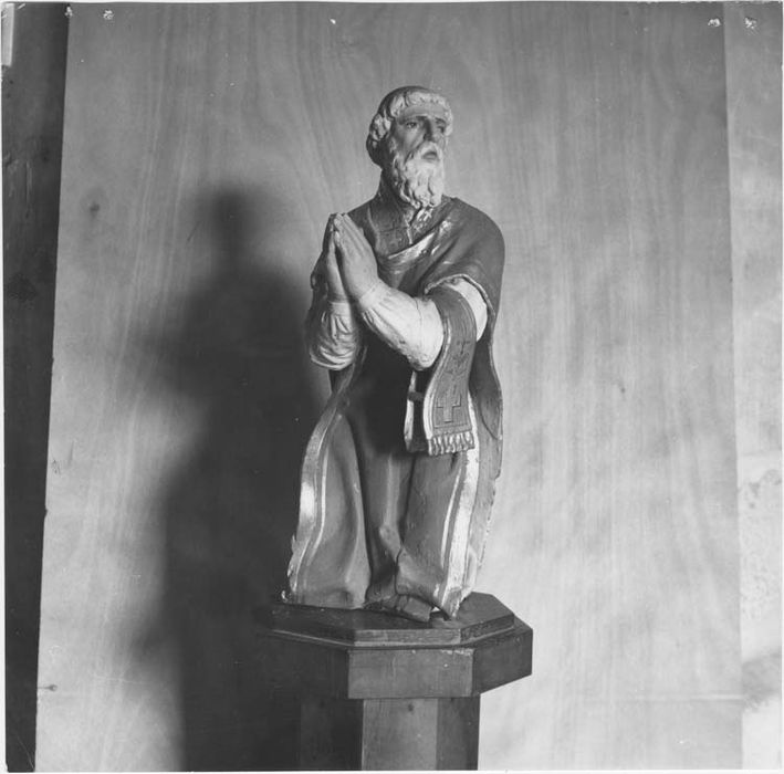 statue : prêtre