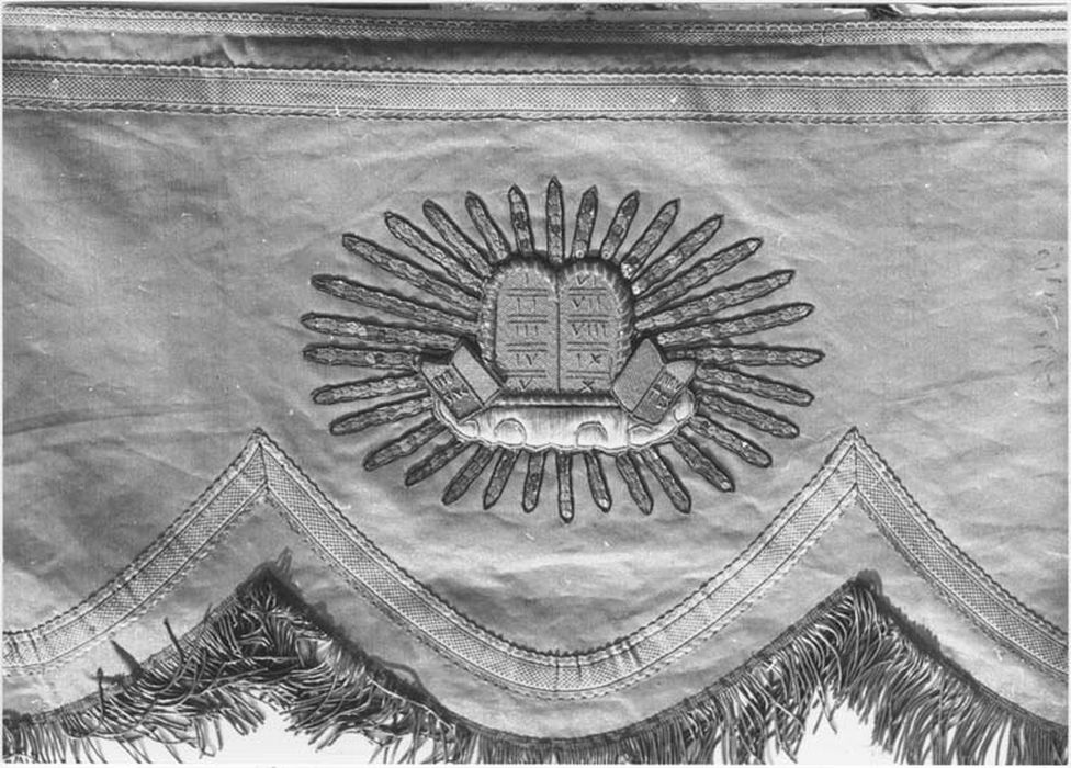 panneau de dais de procession : table de la loi (ensemble de 4, 1 agneau, 1 triangle, 1 pélican, 1 table de la loi)