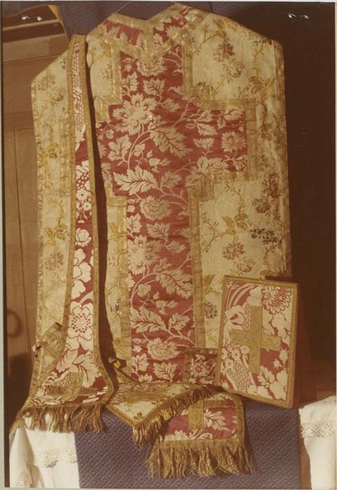 Chasuble ; étole ; manipule ; bourse