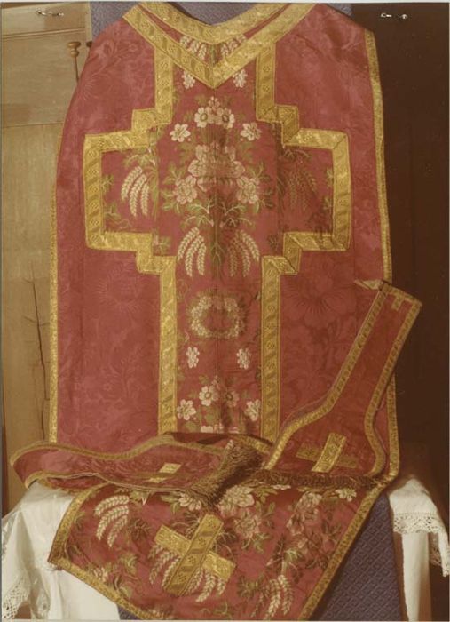 Chasuble ; étole ; manipule ; voile de calice