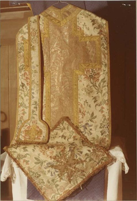 Chasuble ; étole ; manipule ; voile de calice