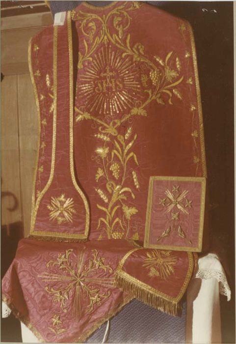 Chasuble ; bourse de corporal ; voile de calice ; manipule ; étole