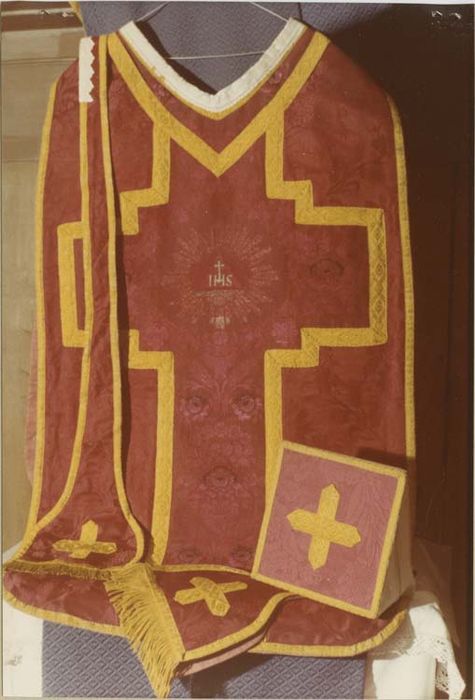 Chasuble ; bourse de corporal ; manipule ; étole