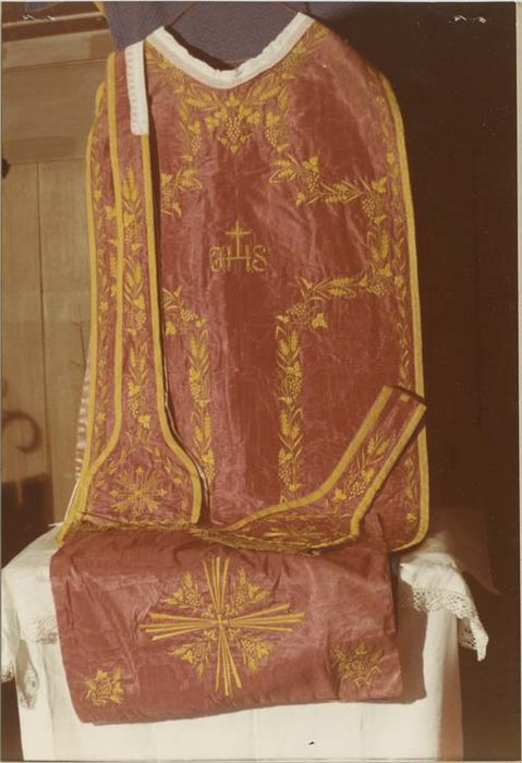 Chasuble ; étole ; manipule ; voile de calice