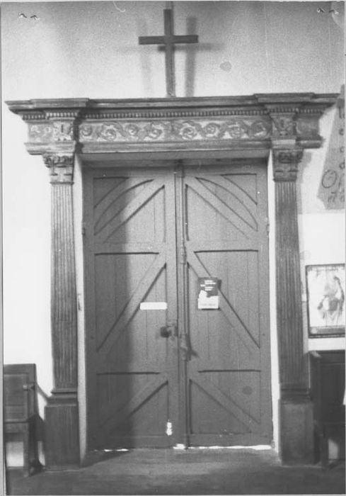 vestige de retable encadrant la porte d'entrée