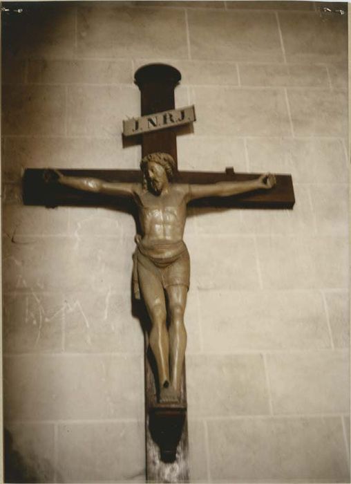 Statue : Christ en croix