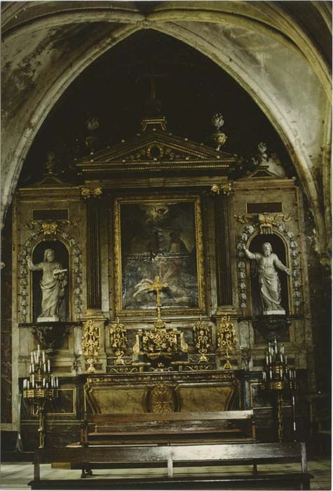 Maître-autel ; tabernacle ; retable et son tableau : Massacre de saint Denis (Le) ; 2 statues : Saint Paul, Saint Denis