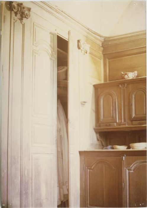 chasublier ; lambris de revêtement : meuble et boiseries de la sacristie - © Ministère de la Culture (France), Médiathèque du patrimoine et de la photographie, Tous droits réservés