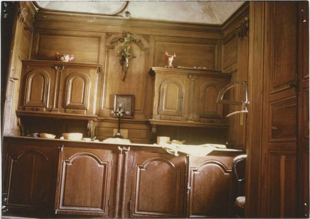 chasublier ; lambris de revêtement : meuble et boiseries de la sacristie - © Ministère de la Culture (France), Médiathèque du patrimoine et de la photographie, Tous droits réservés
