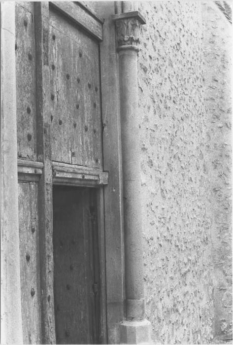 Porte cloutée et sculptée de l'entrée principale