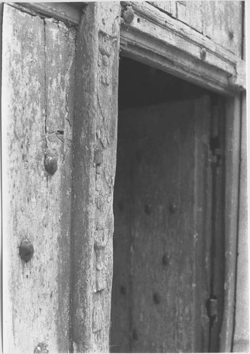 porte cloutée et sculptée de l'entrée principale