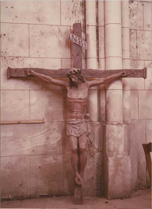 statue : Christ en croix