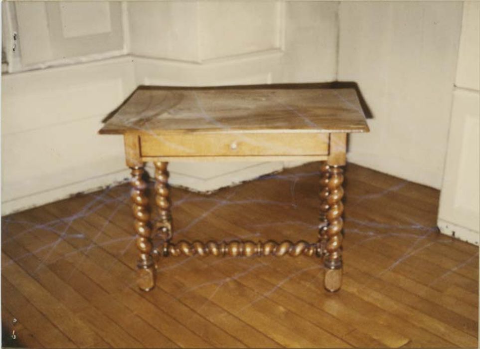 Petite table à pieds tournés