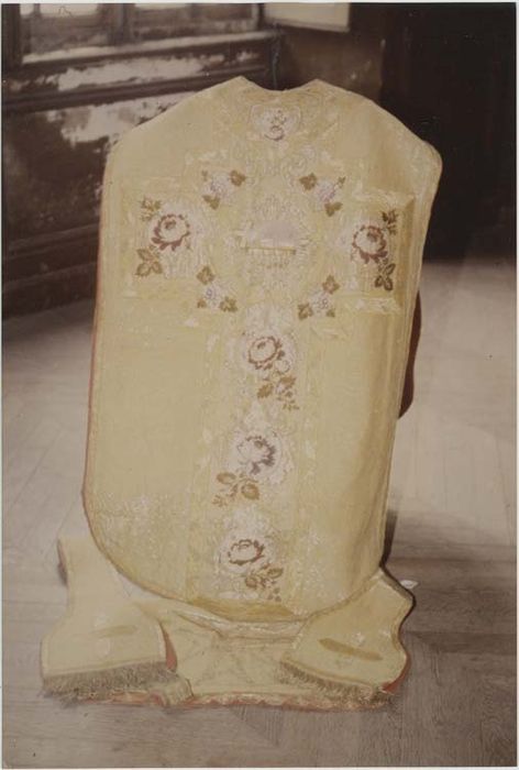 chasuble ; manipule ; étole ; voile de calice ; drap d'or brodé