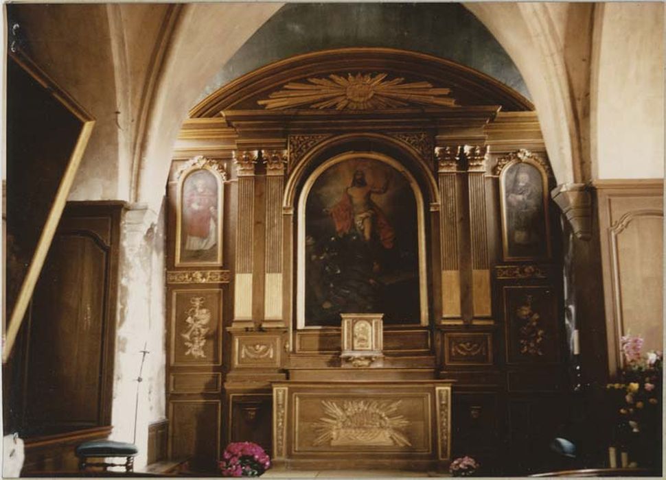 maître-autel et décoration de la chapelle du choeur comportant boiserie, tabernacle, retable avec ses trois tableaux : la Résurrection et deux diacres martyrs