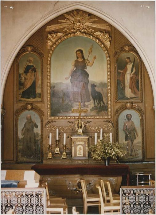 décoration de la chapelle Sainte-Geneviève comportant boiseries et retable avec ses sept tableaux : Sainte Catherine d'Alexandrie, Saint Jacques, Sainte Brigitte, Saint Paul, Sainte Geneviève, Sainte Marguerite, Saint Jean-Baptiste